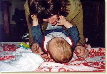 20050109-02 Met mama spelen op de grond